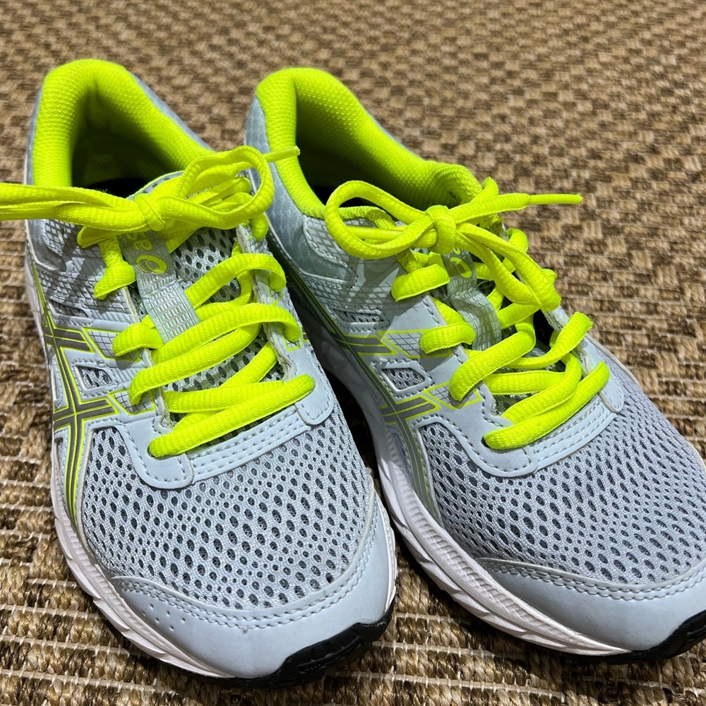 Asics children’s running shoe, size 2